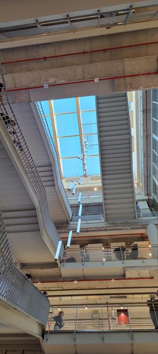 Blick durch das offene Treppenhaus hinauf